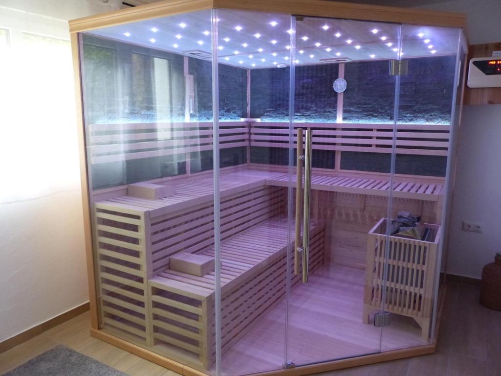 a room with a cage with lights on it at Ferienapartment Auszeit- Sauna, Whirlpool und Garten zur Alleinnutzung in Traben-Trarbach