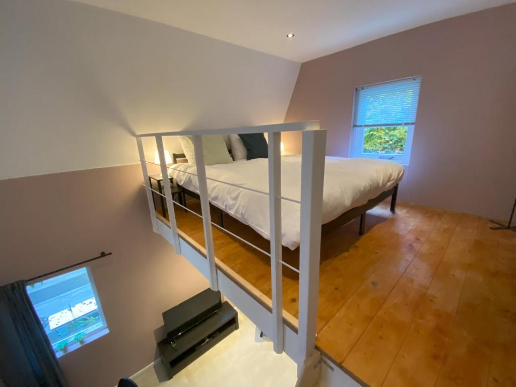 vistas a un dormitorio con litera en B&B In de aap gelogeerd, en Apeldoorn