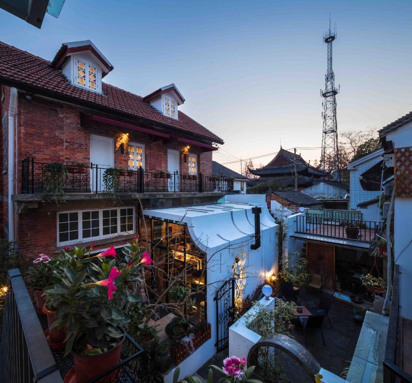 uma vista superior de uma casa com um pátio em Suzhou Houlishenghuo Guesthouse em Suzhou