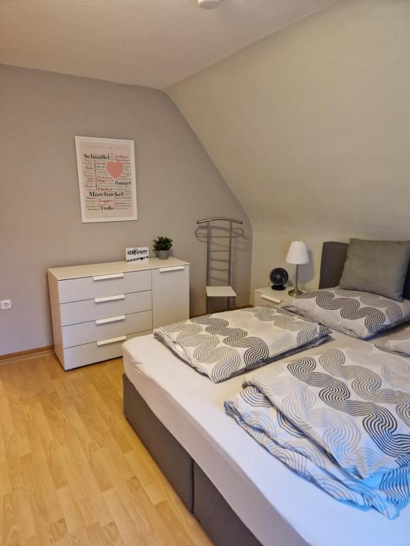 1 dormitorio con 2 camas individuales y vestidor en Ruhrpottbude - Private Ferienwohnung im Herzen des Ruhrgebiets, en Bochum