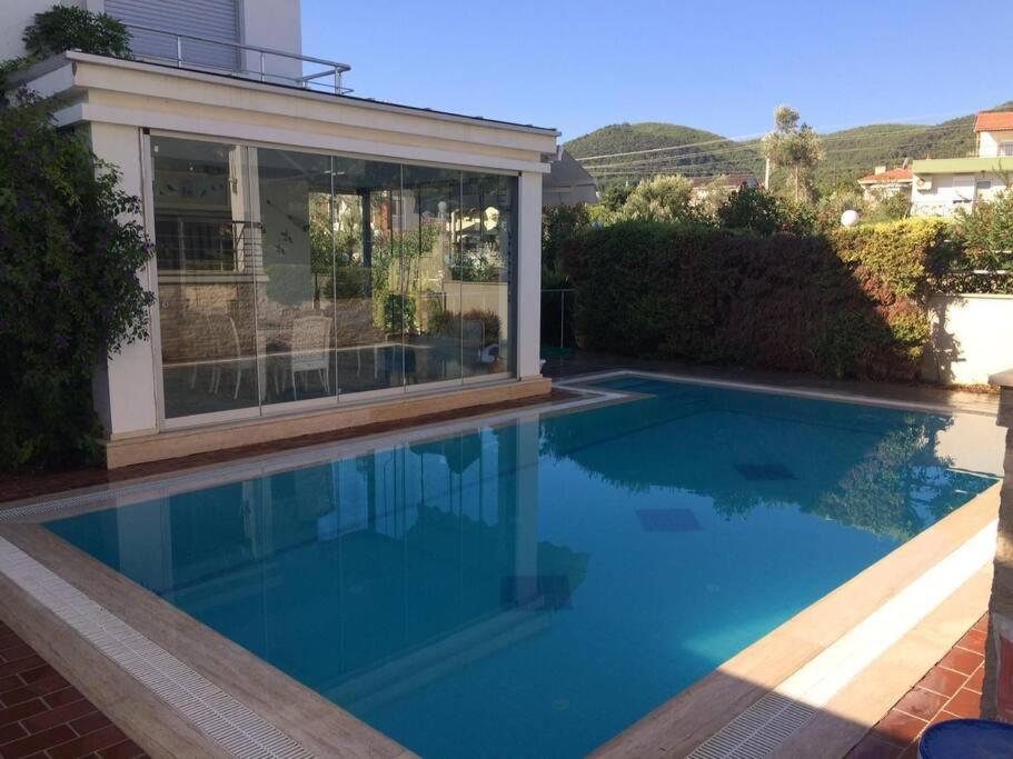 una piscina frente a una casa en Private Villa with Pool near Aegean Sea, en Urla