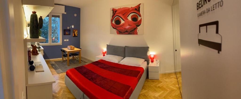 a bedroom with a bed and a painting on the wall at Tra le Torri B&B - Ampia stanza privata in appartamento con bagno privato accessibile da corridoio in Bologna
