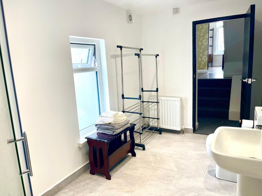uma casa de banho com um lavatório e um espelho em Entire YellowApt near Belfast City Centre - Free parking - Up to 3 guests - 2 beds em Belfast