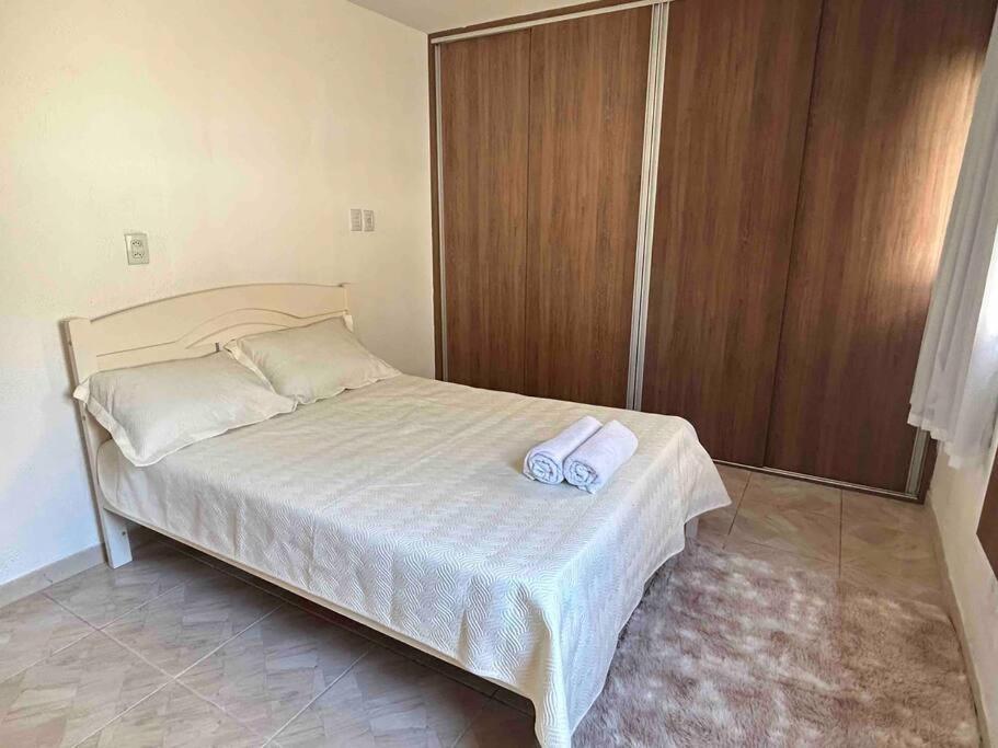 1 cama con 2 toallas en un dormitorio en Apto 2 quartos próx. Floripa Shopping, en Florianópolis