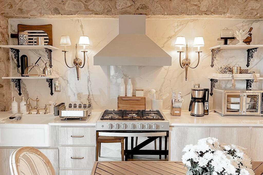 a white kitchen with a stove and a sink at TRASTEVERE in Tlaxcala de Xicohténcatl