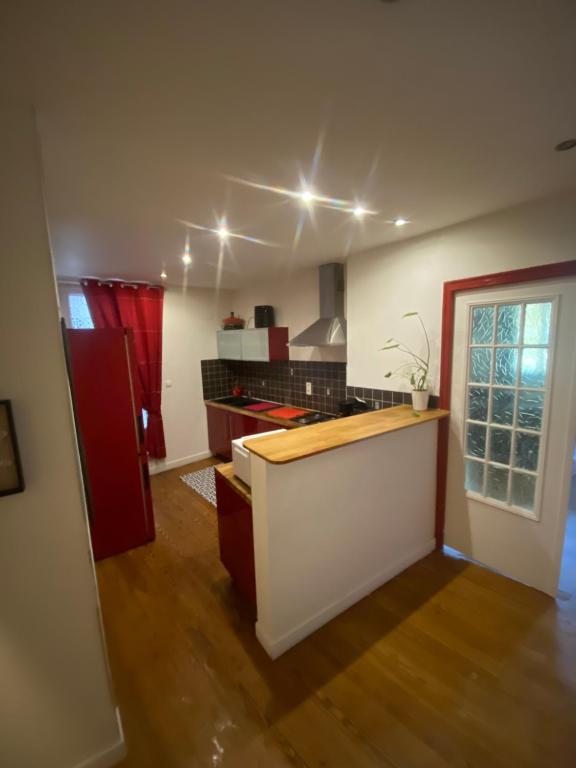 Una cocina con encimera en una habitación. en Mouss, en Joinville