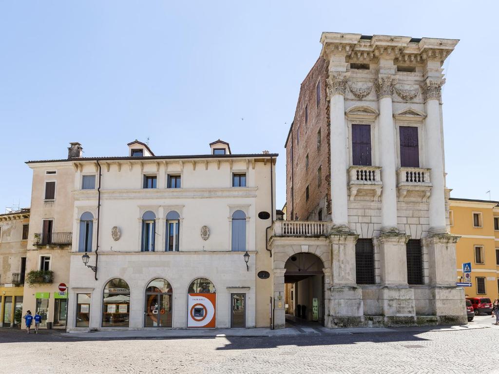 un viejo edificio en medio de una calle en Le Dimore del Conte en Vicenza