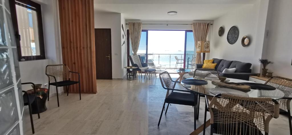 sala de estar con mesa y sillas en Villa Oleander, en Durrës