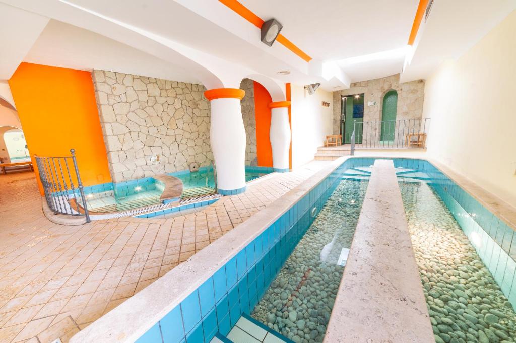 Bazén v ubytování Poggio Aragosta Hotel & Spa nebo v jeho okolí