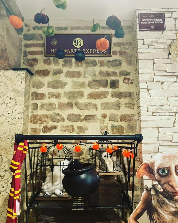 a dog is standing next to a table with a pot at Les sorciers, la Diligence St Jean de Losne in Saint-Jean-de-Losne