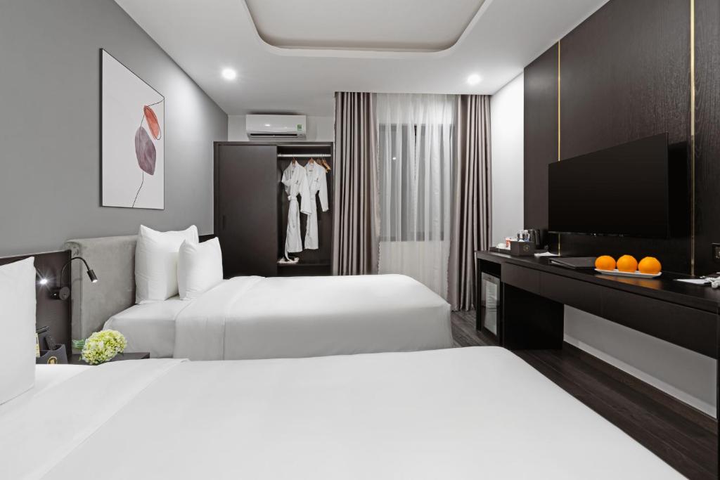 Letto o letti in una camera di Mercy Emerald Hotel