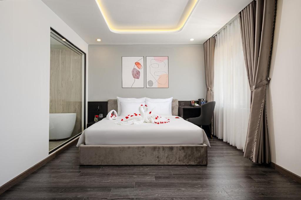 Letto o letti in una camera di Mercy Emerald Hotel
