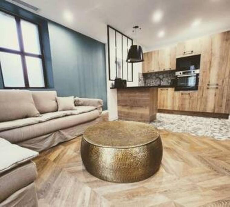 - un salon avec une grande table basse en or dans l'établissement [Harmonie] proche Gare et Centre ville, à Narbonne