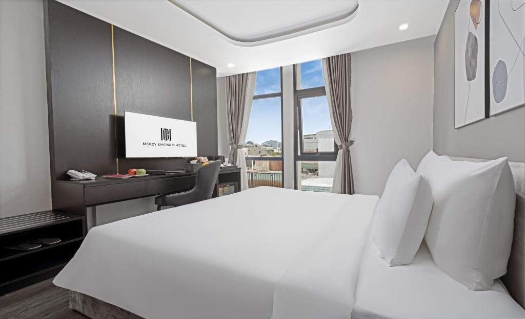 Letto o letti in una camera di Mercy Emerald Hotel