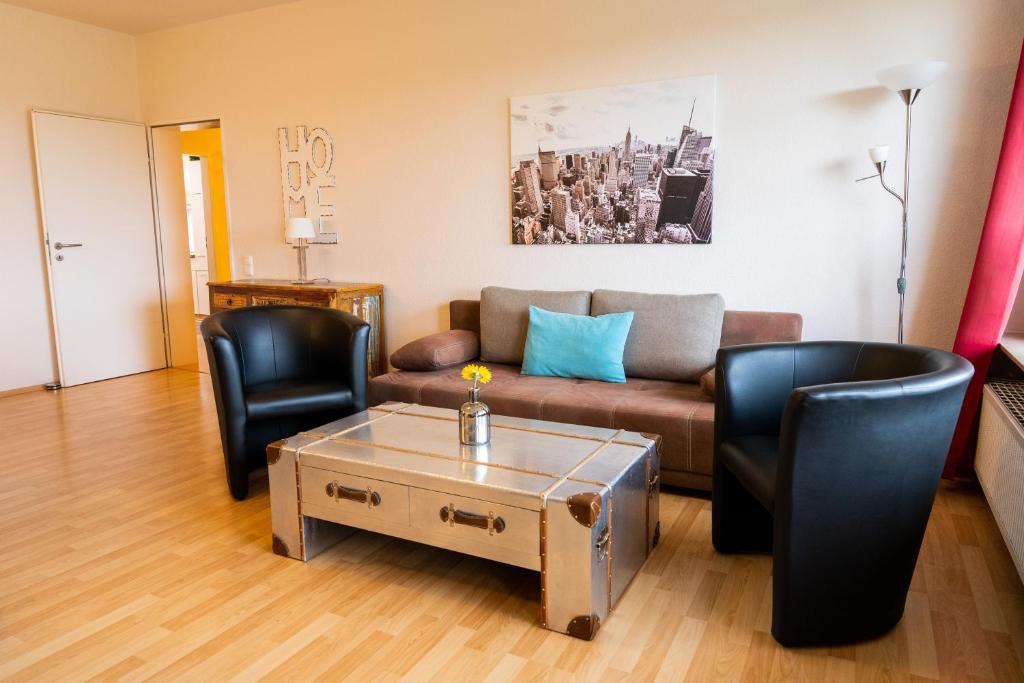 Χώρος καθιστικού στο Fewo Art City-Studio Kassel 2, groß, modern, citynah, 3 Schlafzimmer, 2 Bäder, kostenfreie Parkplätze, 2 Süd-Balkons, Herkulesblick