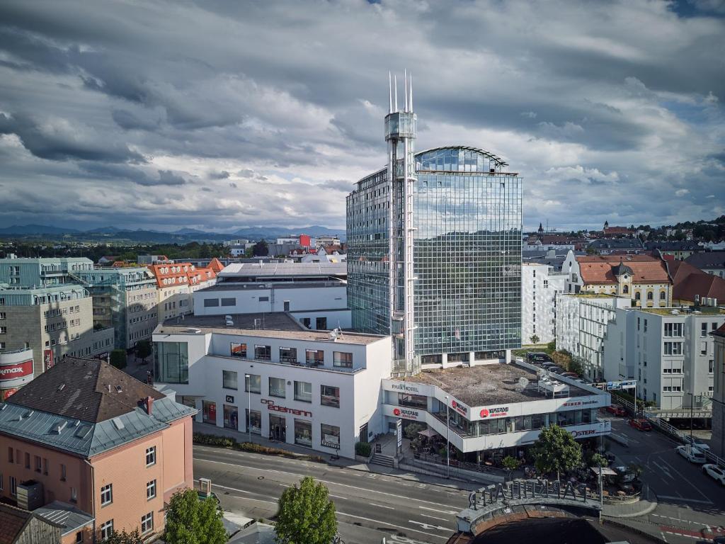 eine Luftansicht einer Stadt mit einem hohen Gebäude in der Unterkunft MY Parkhotel in Kempten