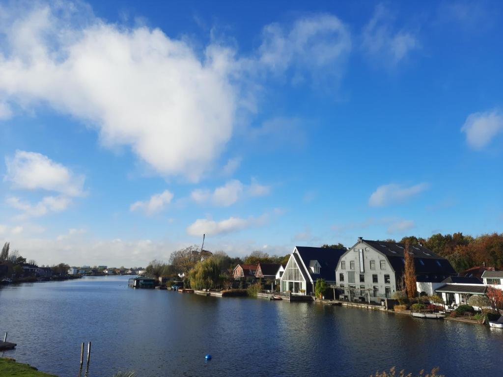 vista su un fiume con case e edifici di BLRK 285 a Rotterdam