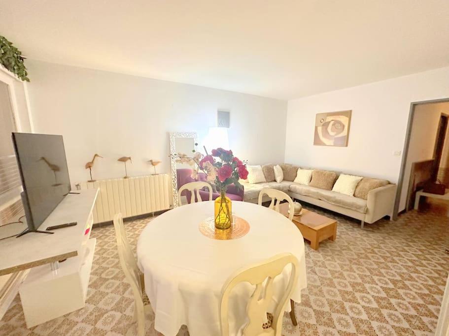 un salon avec une table et un canapé dans l'établissement Appartement bord de mer, à La Grande Motte