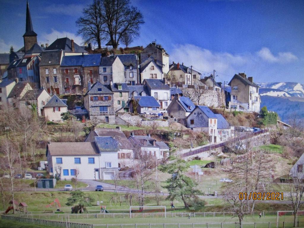 miasto na szczycie wzgórza z domami w obiekcie Bellevue w mieście La Tour-dʼAuvergne