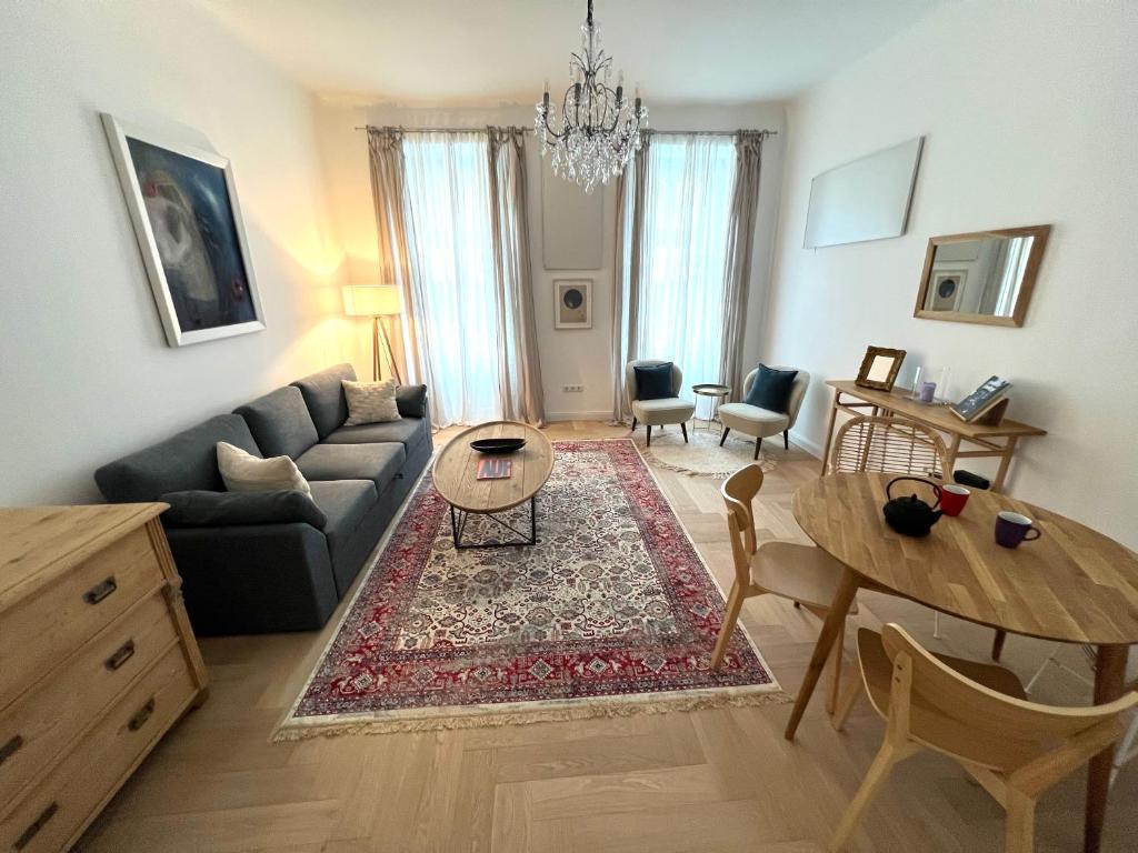 uma sala de estar com um sofá e uma mesa em Boutique Apartment em Viena