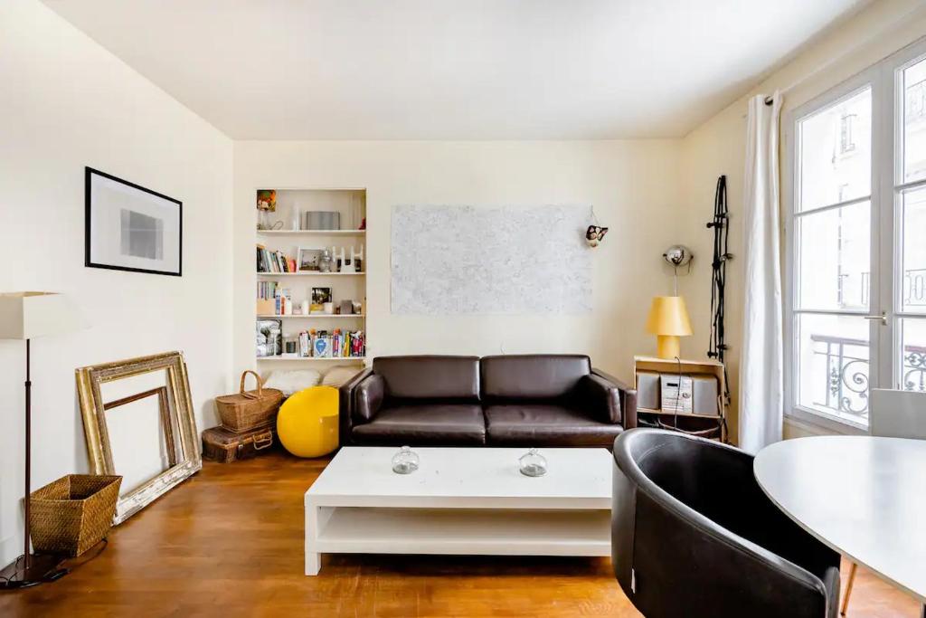salon z kanapą i stołem w obiekcie Bel appartement à Ile saint Louis, Paris centre w Paryżu