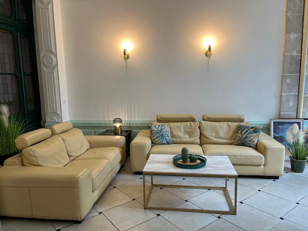 Sala de estar con 2 sofás y mesa de centro en Aquitain Home Gare Saint Jean, en Burdeos