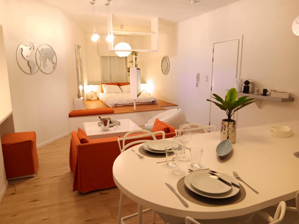 una cucina e un soggiorno con tavolo e divano di The Luxury White Suite a Charleroi