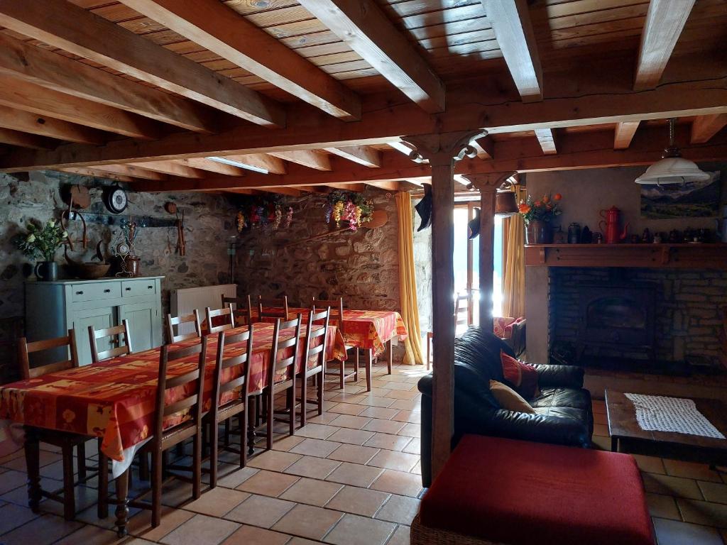 - une salle à manger avec une table et des chaises dans l'établissement Soum de lase, à Grust