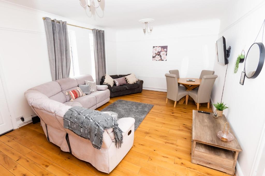 uma sala de estar com um sofá e uma mesa em Malvern - Beautiful 2 bed upper flat Ideal for Contractors Free Parking em South Shields
