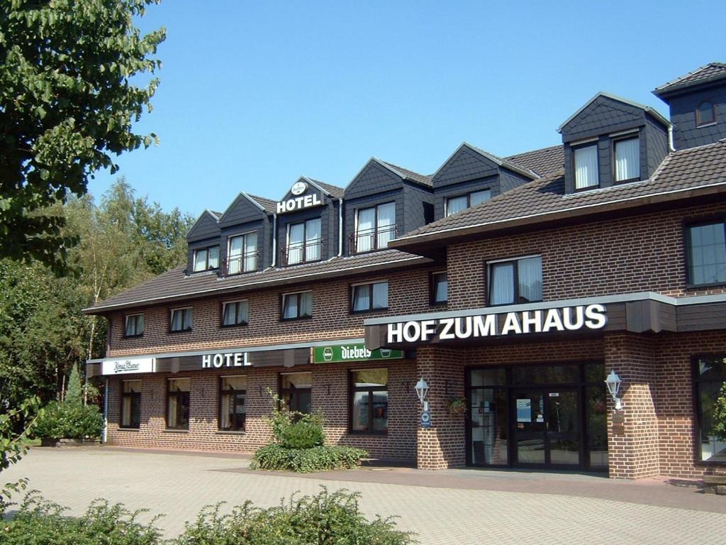 um grande edifício de tijolos vermelhos com um hotel em Garni Hotel Hof zum Ahaus em Ahaus
