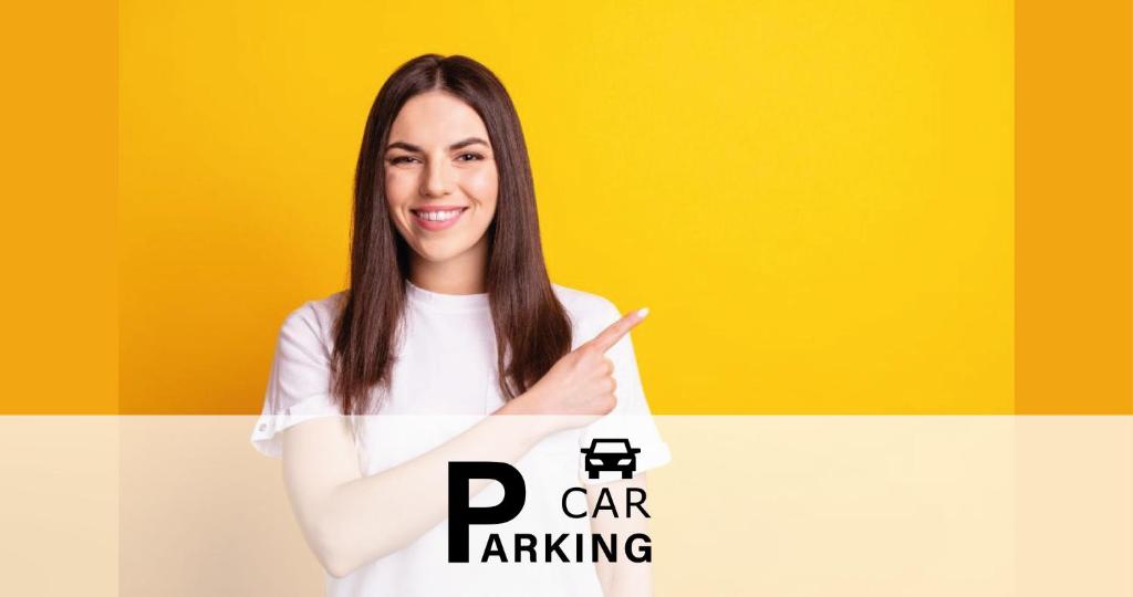 a woman holding a car parking sign and pointing at Tropea Family Rooms - B&B Il Cavallino in Tropea