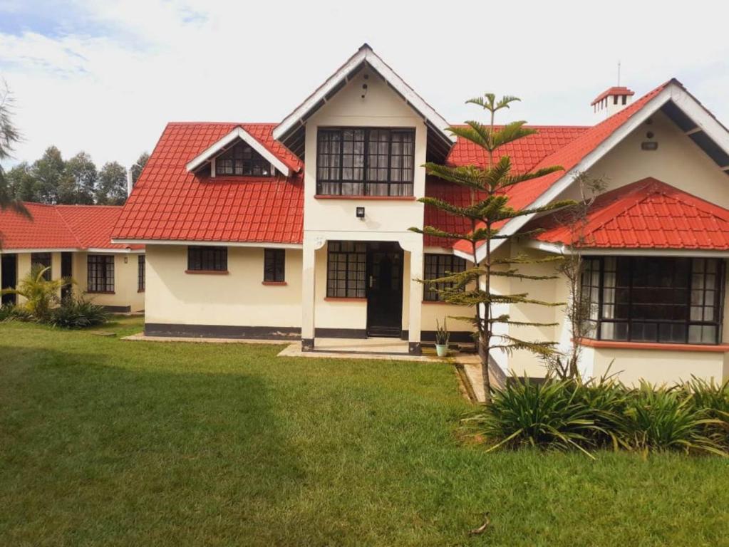 una casa con tetto rosso di Accommodation in Vihiga Bnb a Koiparak