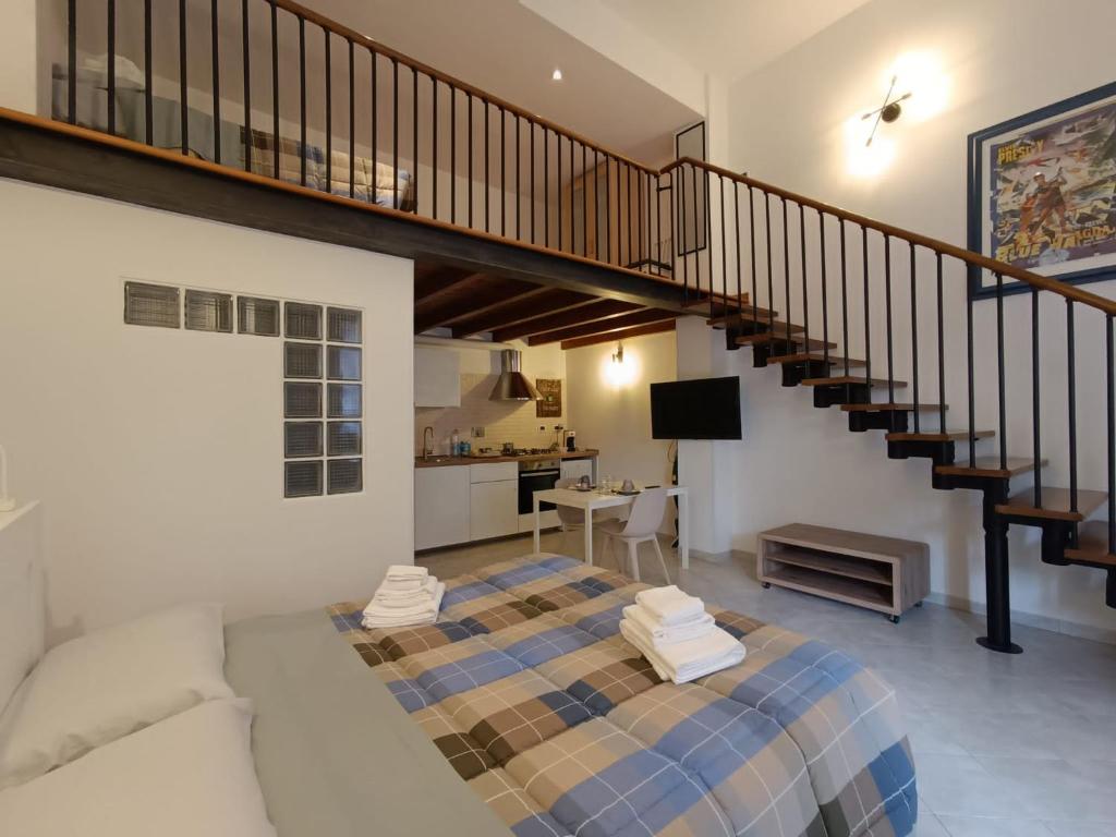 - un salon avec un lit et un escalier dans l'établissement La perla, à Bologne