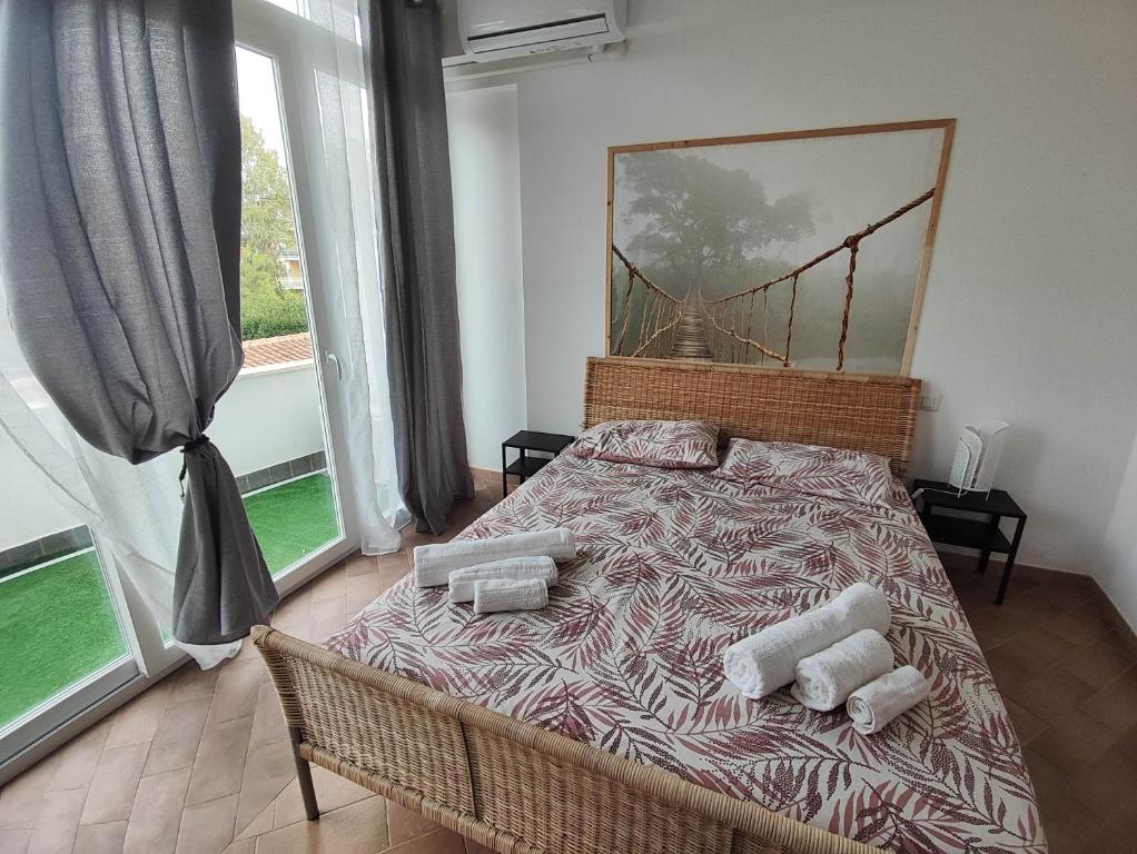 una camera con un letto con due cuscini sopra di VictoriaeDomus (ostia antica) a Ostia Antica
