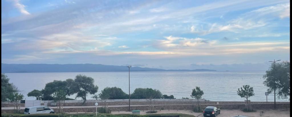 - une vue sur une grande étendue d'eau dans l'établissement Superbe Pieds dans l eau ajaccio face à la mer plage de sable fin route des îles des sanguinaires, à Ajaccio