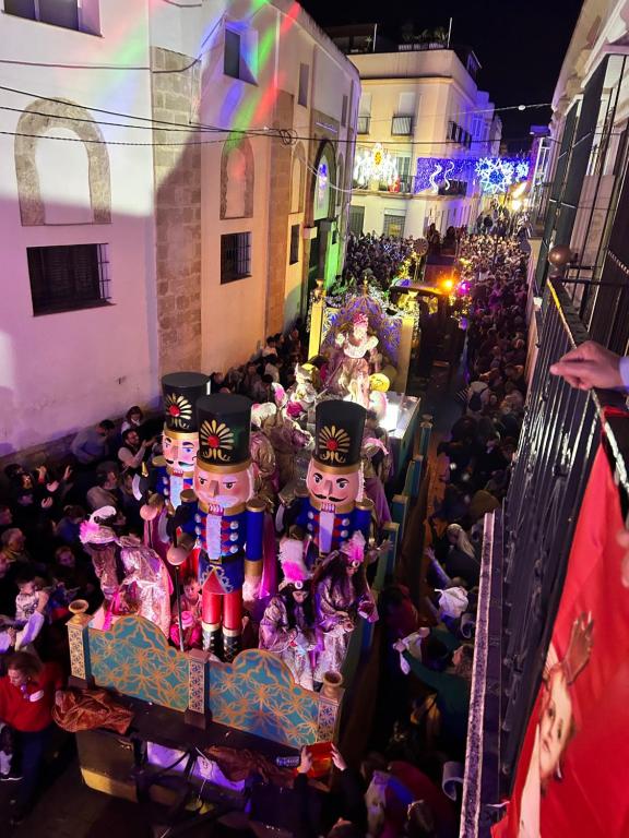widok z góry na tłum ludzi na paradzie bożonarodzeniowej w obiekcie Gran casa señorial de 300m en centro histórico w mieście El Puerto de Santa María