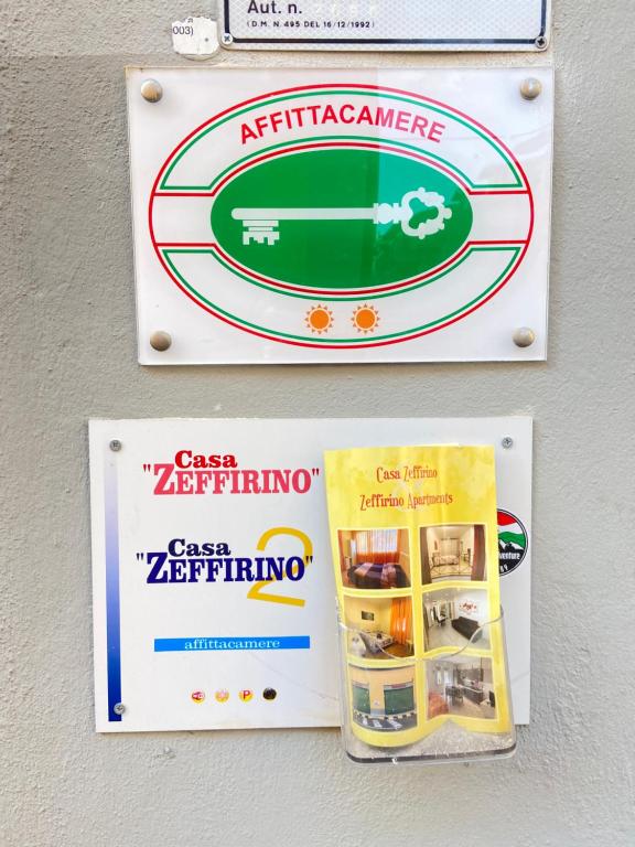 サンレモにあるCasa Zeffirinoの冷蔵庫の看板付き壁二面