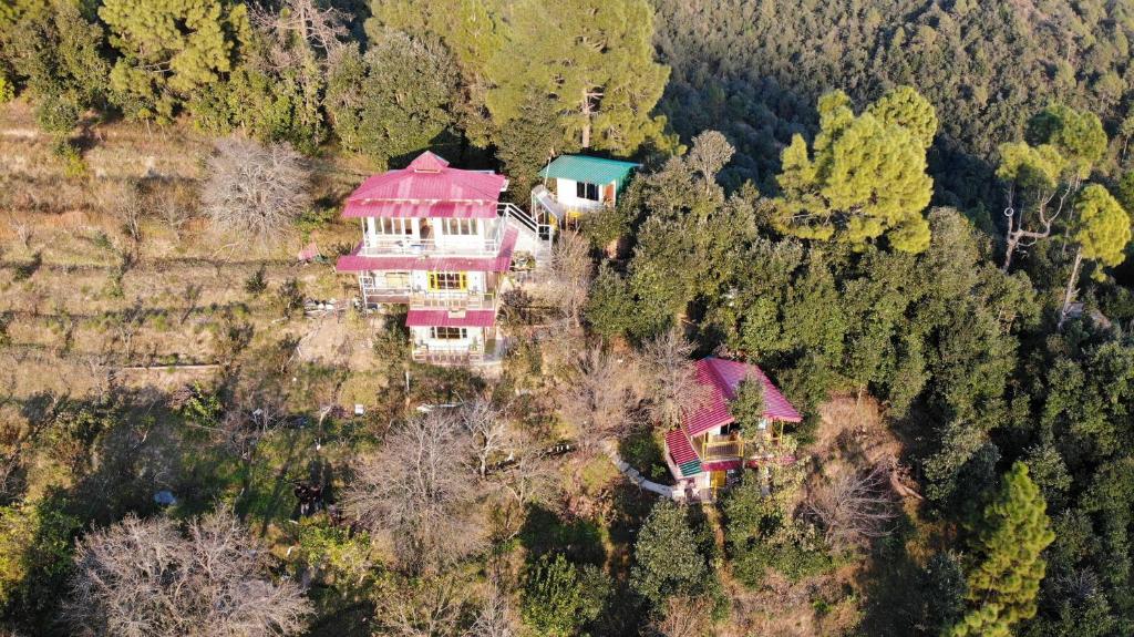 una vista aérea de una casa grande con techo rojo en Neelkanth Retreat Mukteshwar, en Mukteshwar