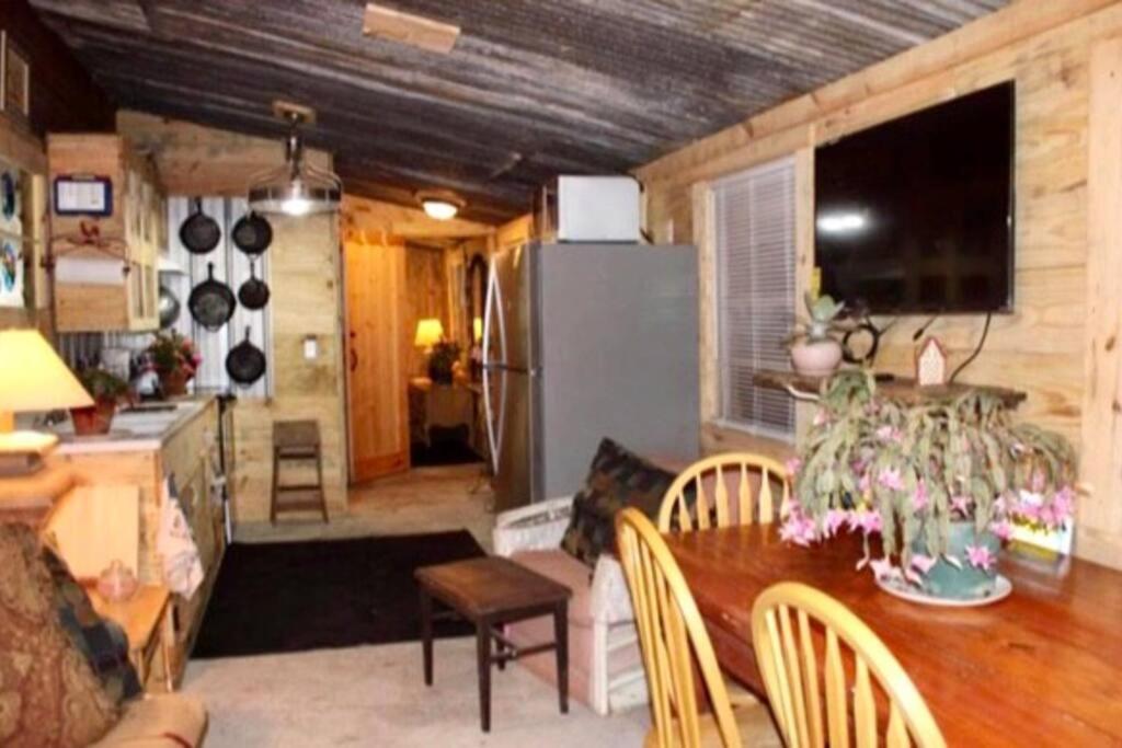 מסעדה או מקום אחר לאכול בו ב-Southern comfort cabin in Ludowici