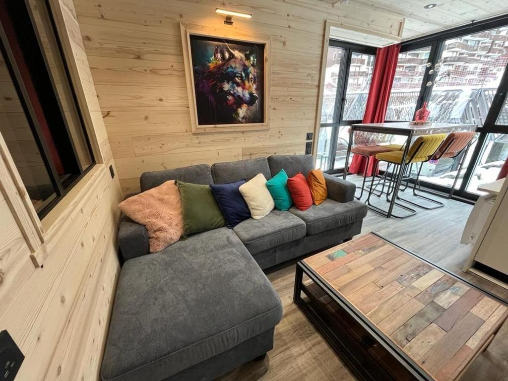 a living room with a couch and a table at Les appartements Makalu Val Thorens in Val Thorens