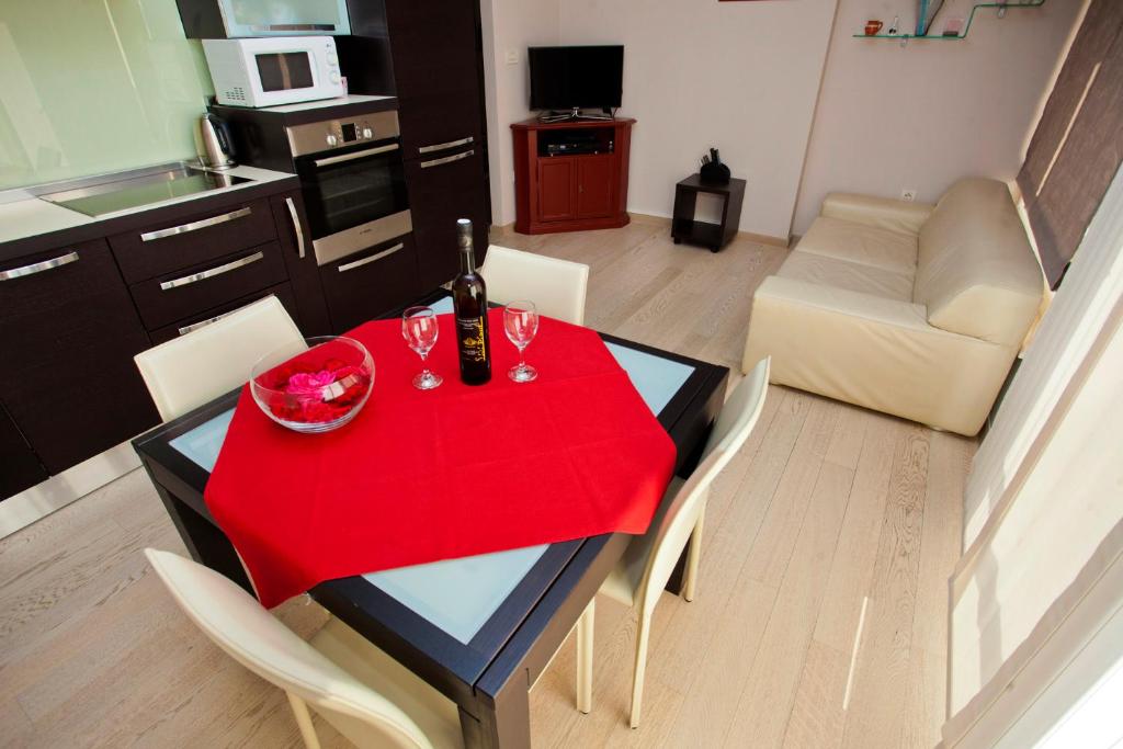 una mesa con un mantel rojo en ella en una cocina en Apartment Miaa, en Split