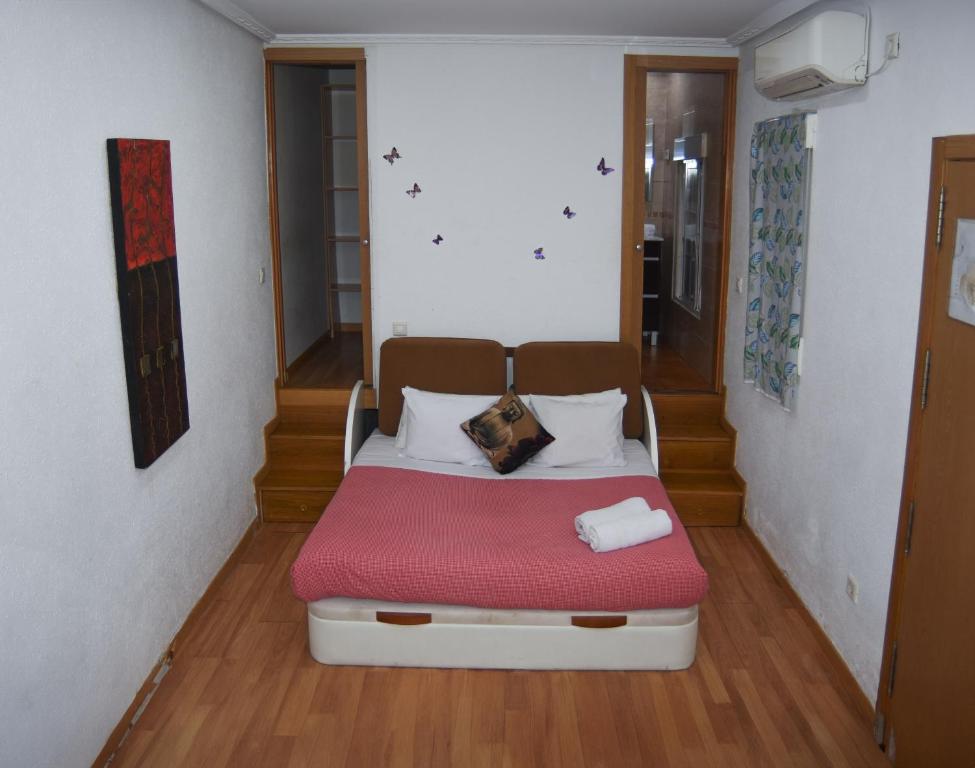 マドリードにあるEstudio Nueva Numanciaのベッドルーム1室(赤い毛布付きのベッド1台付)
