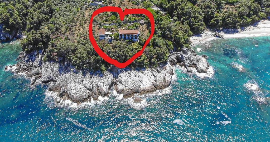 uma ilha com uma casa em forma de coração em Katerina Fotopoulos Rooms & Apartments - Papanero com em Agios Ioannis Pelion