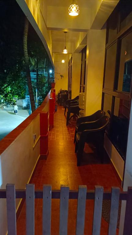 Posezení v ubytování Abhi's cafe avaduthura kovalam