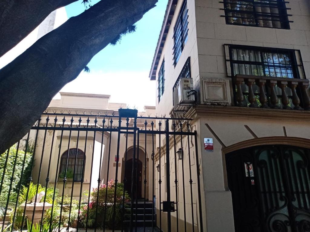 un bâtiment avec une porte devant lui dans l'établissement Departamento dos ambientes Belgrano R, à Buenos Aires