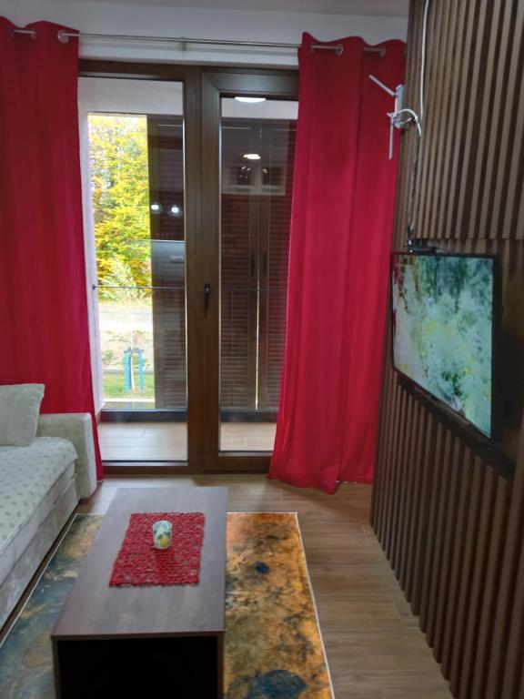 A television and/or entertainment centre at Apartmani Gavric Borovi 2
