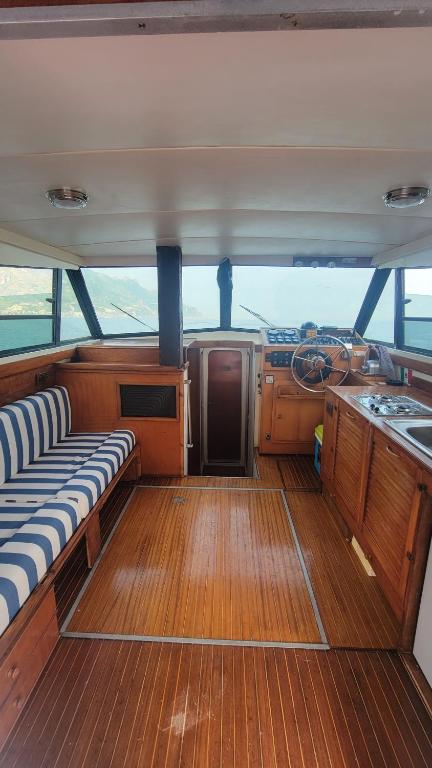 Blick auf die Rückseite eines Bootes mit Holzböden in der Unterkunft Salerno Yacht in Salerno