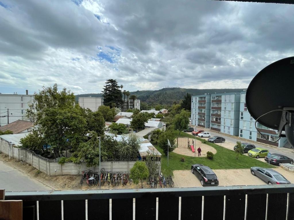 een balkon met uitzicht op een straat met auto's bij Departamento Talca , parque seminario in Talca