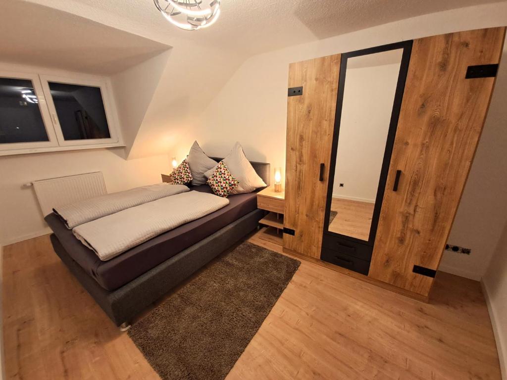 ein Schlafzimmer mit einem Bett und einer großen Holztür in der Unterkunft Ferienwohnung Rheinsteig in Boppard