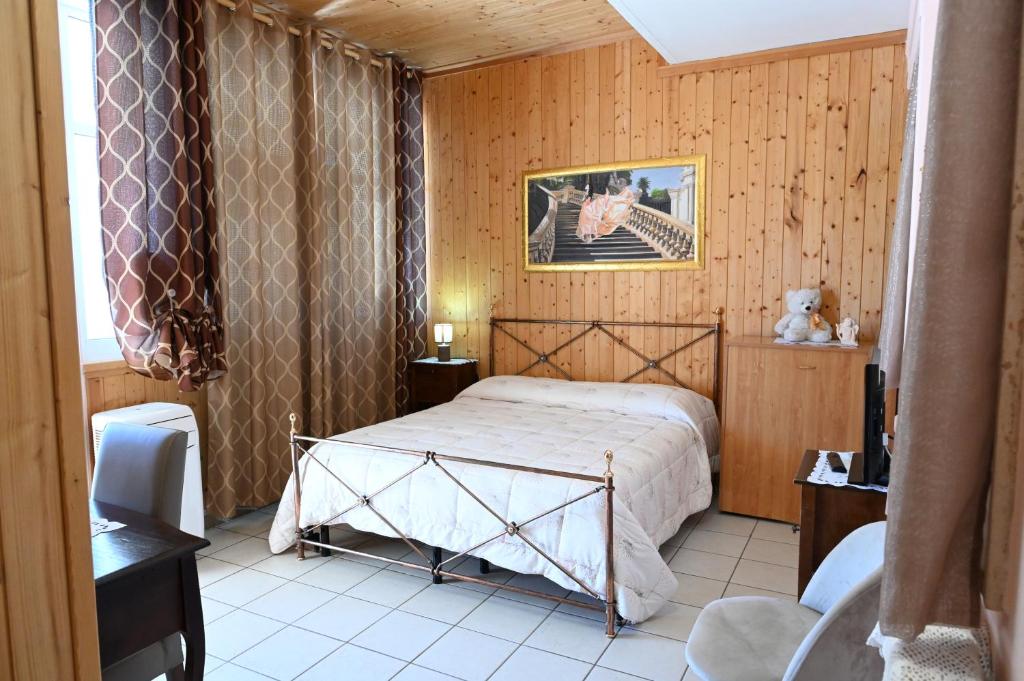 una camera con un letto in una stanza con pareti in legno di Residenza Relax dei Trulli ad Alberobello